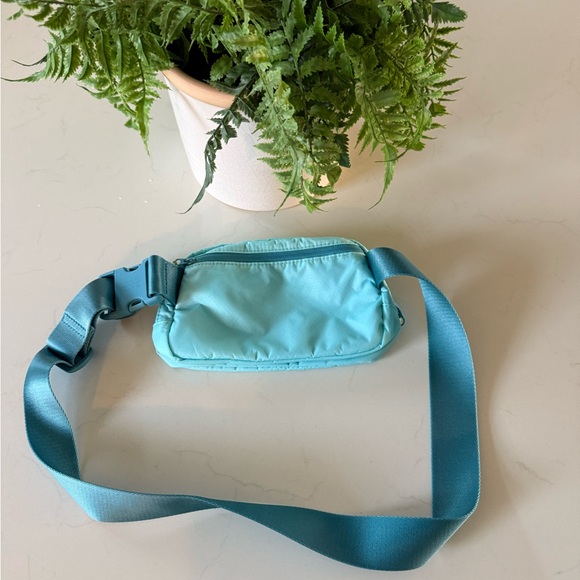🌟 Lululemon Icing Blue Everywhere Belt Bag - Picture 7 of 7